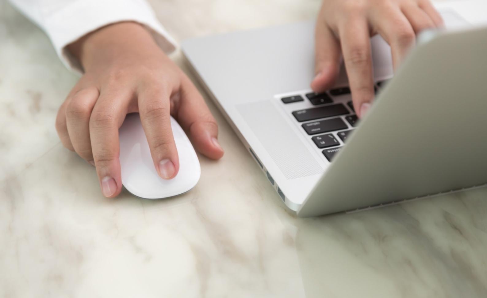 Wykładowca prezentujący zaawansowane techniki modelowania predykcyjnego