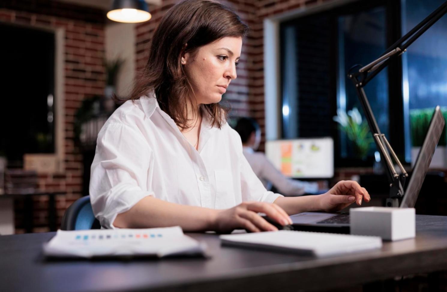 Interfejs platformy edukacyjnej z przykładami analizy danych finansowych